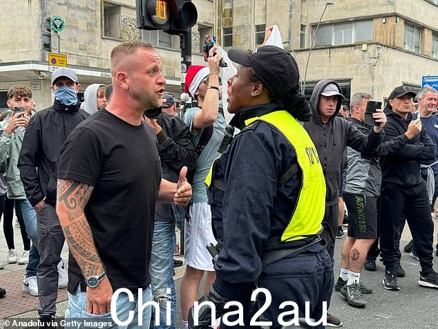 普利茅斯:蒙面抗议者聚集在市中心,警察将其与其他人分开