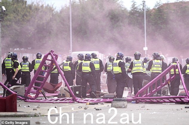社交媒体上流传的报道称,西约克郡哈德斯菲尔德镇将于下午 1 点发生“骚乱”,而抗议者在网上传播聚集谣言后聚集在伯明翰” class=