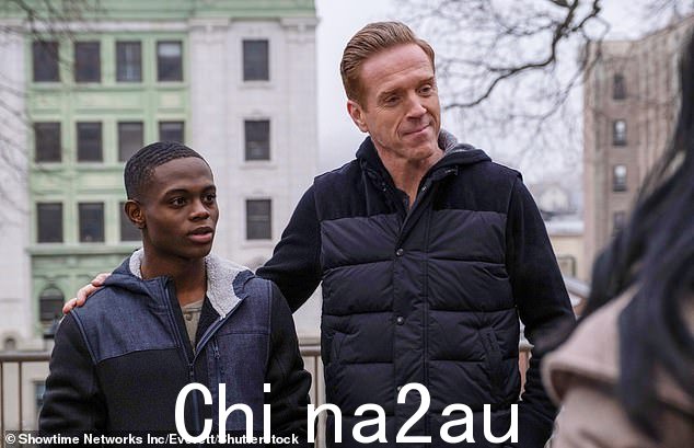 他在 2020 年的《亿万》中客串饰演 Savion Williams - 与戴米恩·刘易斯合影