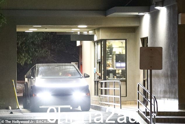 一家人开着尼克的 Tesla Cybertruck 去吃麦当劳,结束了他们的夜晚