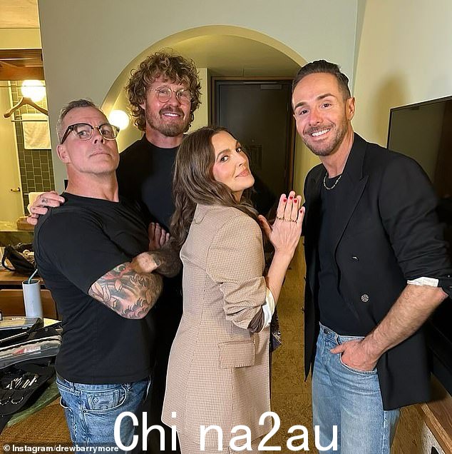 德鲁·巴里摩尔 (Drew Barrymore) 周末在悉尼和布里斯班的迷人亮相令粉丝惊叹不已,随后公布了她加入的澳大利亚美容团队。 与名人化妆师 Max May、造型师 Donny Galella 和美发师 Richard Kavanagh 合影