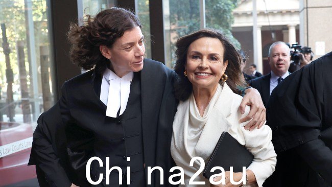 Sue Chrysanthou SC 和 Lisa Wilkinson 在迈克尔·李法官宣判后他对布鲁斯·莱尔曼针对资深广播公司和网络十号的诽谤案的调查结果 图片:Don Arnold/Getty Images