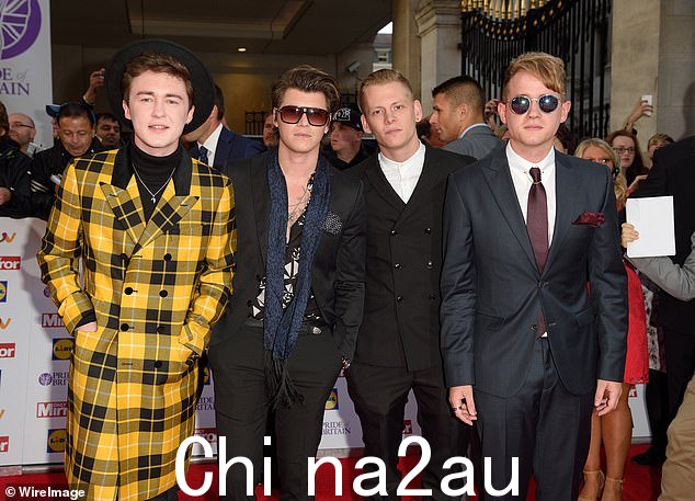 Jake 在 2015 年英国骄傲奖上签约成为流行摇滚乐队 Rixton (L-R) Jake、Charley Bagnall、Lewi Morgan 和 Danny Wilkin 的代言人