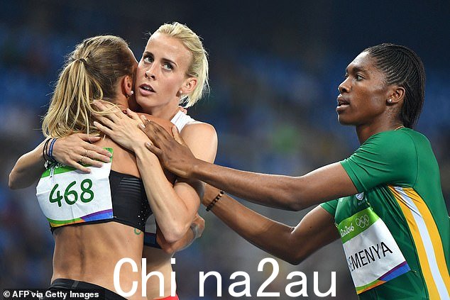 加拿大选手梅丽莎·毕肖普 (Melissa Bishop) 拥抱了英国选手林赛·夏普 (Lynsey Sharp),金牌得主卡斯特·塞门亚 (Caster Semenya) 向他们俩表示安慰