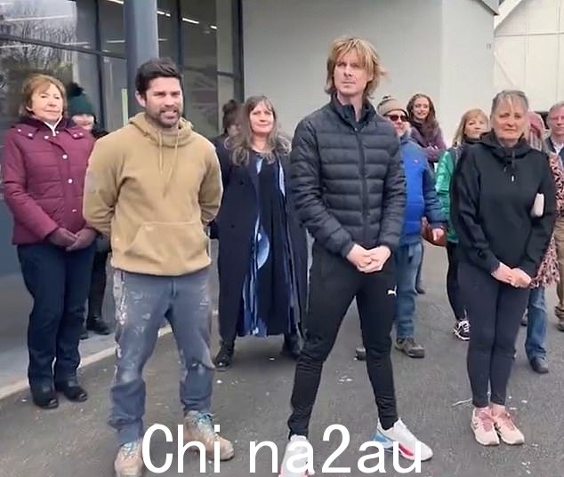 詹姆斯和他的一些追随者对他的信息充满热情,他通过健身课程和游戏之夜以及“电子”布道来传播这些信息