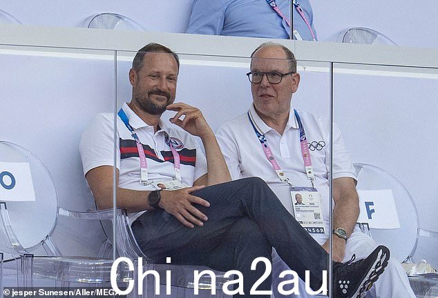尽管在家里引起争议,王储在被拍到与摩纳哥阿尔伯特亲王一起观看活动时微笑着