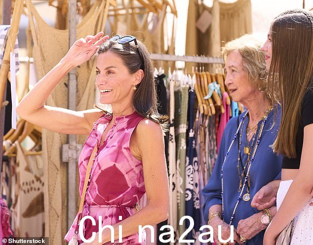Letizia 看起来很清新,栗色头发披散下来,时尚地将墨镜戴在头顶
