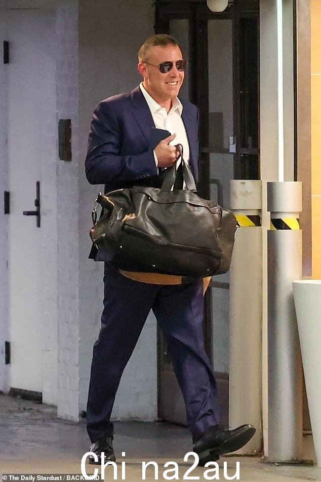 演员,51,再次没有当他穿着西装、拿着冰咖啡愉快地抵达办公室时,他戴着结婚戒指