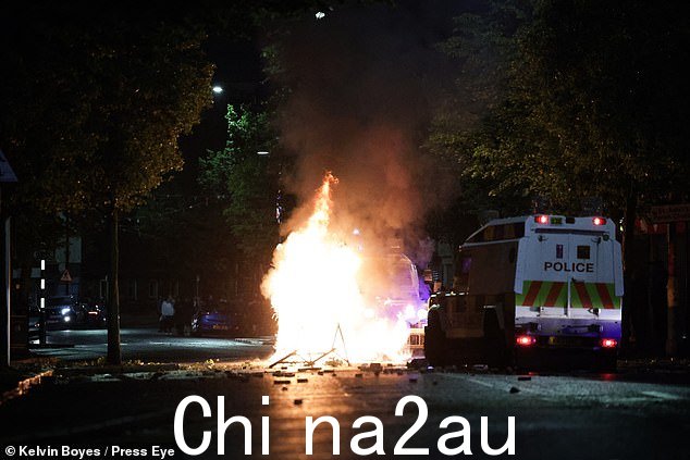 昨晚,英国各地持续骚乱,贝尔法斯特再次爆发暴力事件