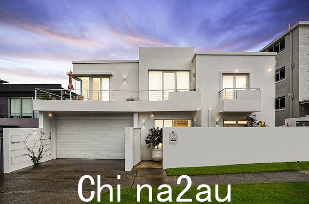 位于多佛高地 (dover Heights) 的宽敞五卧室、四浴室多层住宅已挂牌,指导价为 780 万至 825 万美元。 (如图)