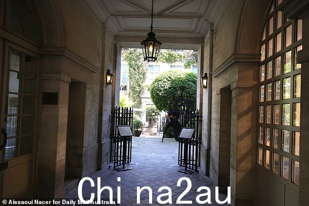 专属度假村的房间费用是员工“预算”住宿的三倍多