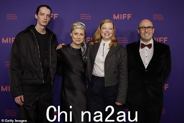 她与联合主演 Kodi Smit-McPhee(左)、导演 Adam Elliott(右)和制片人 Liz Kearney 一起摆出优雅的身材