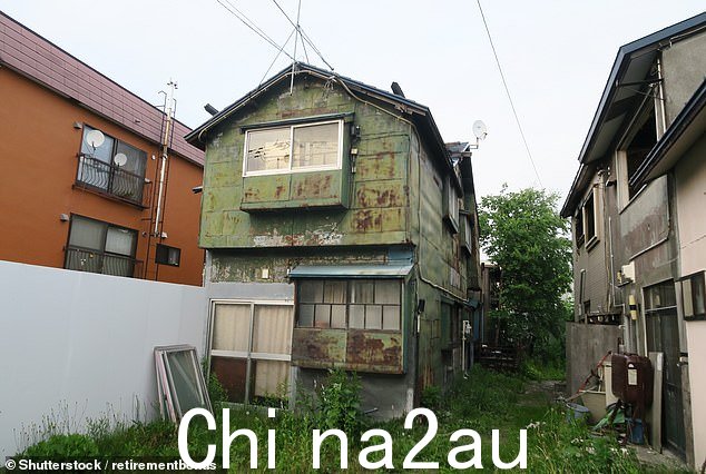 现在日本城市和建成区的废弃房屋越来越多,这主要是由于该国人口老龄化(如图,北海道省秋屋)