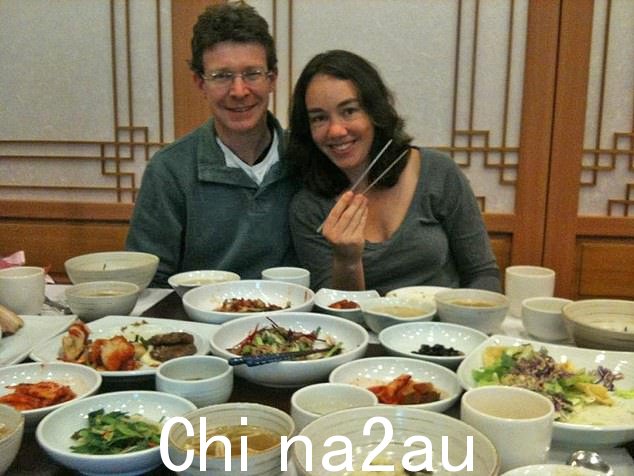 Adam Britton(与妻子合影)结婚约 15 年。在他被指控两个月后,她正式放弃了他的姓氏