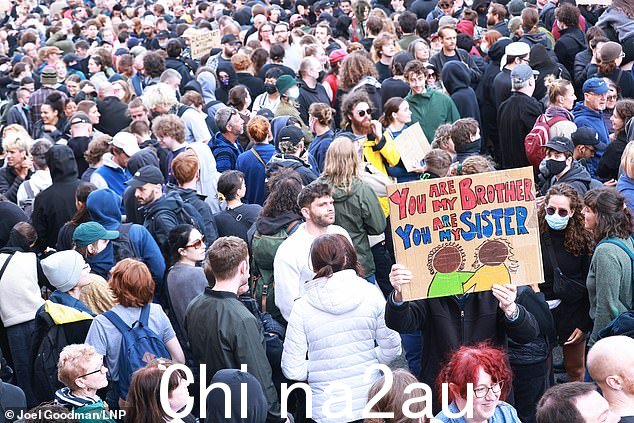 托克斯特圣安妮中心外的反种族主义抗议者大集会以太坊,利物浦