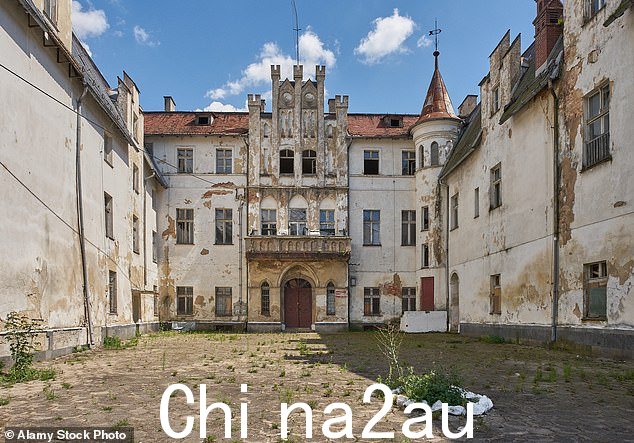 Dobrocin 宫是一座拥有 122 个房间的 18 世纪建筑,坐落在一片巨大的庄园内,拥有林地、牧场、果园、农田和三个池塘