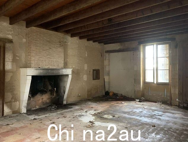 这座 19 世纪的城堡已经成熟,有六间卧室和许多客厅