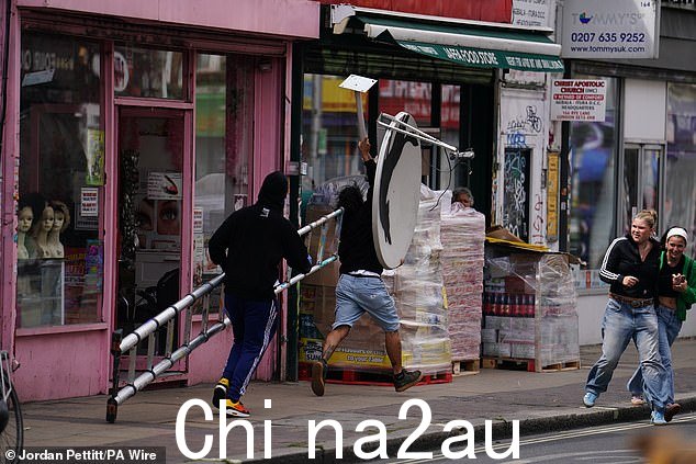 嚎叫狼的艺术作品被其中一名同谋牵着走在街上,后面跟着一个梯子