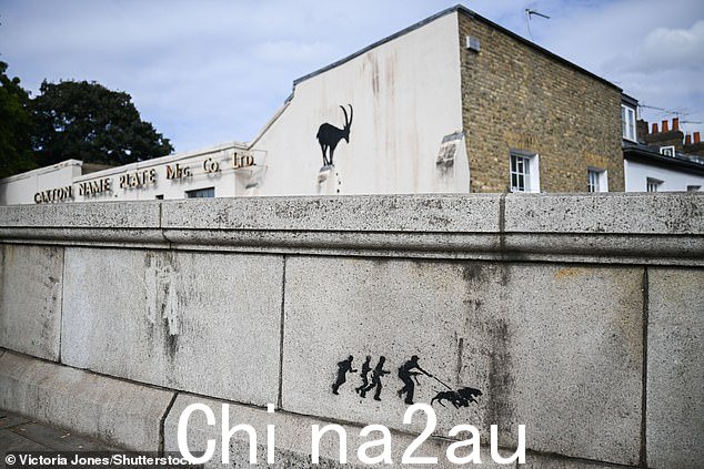 邱桥上的班克斯壁画,距离山羊壁画仅一箭之遥