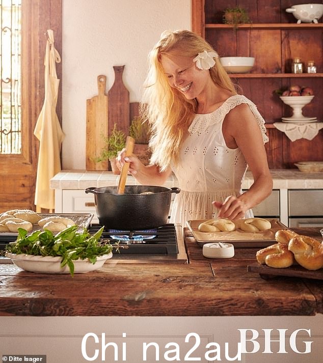 Pamela Anderson 是《Better Homes & Gardens》的新封面明星,在杂志页面上,她分享了她即将出版的食谱的制作过程