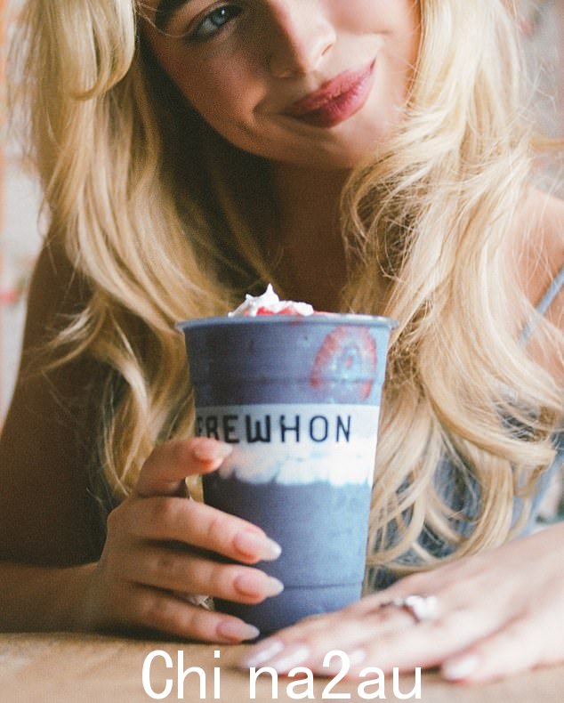 根据周三 Erewhon Instagram 上分享的帖子,Carpenter 的混合物具有“热带水果基料、有机椰子和蜂蜜、胶原蛋白和珍珠粉,以及少量螺旋藻,呈现浓郁的蓝色”