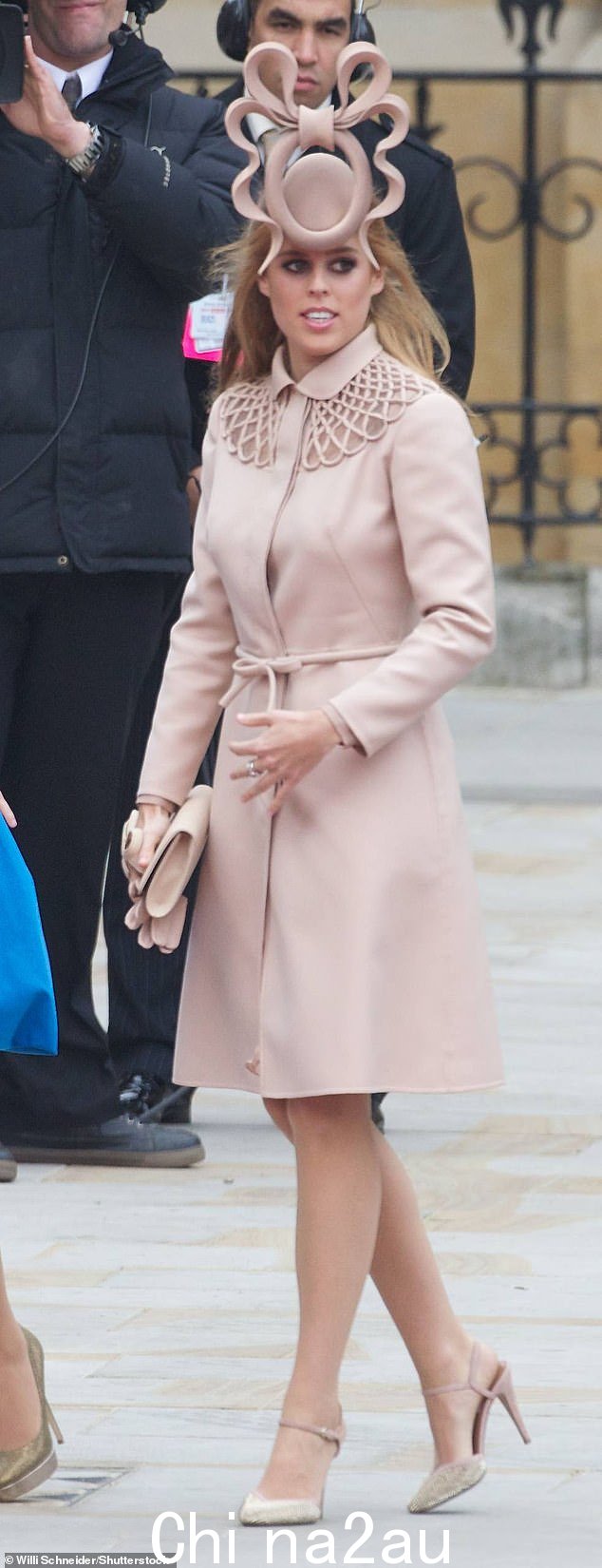 自 2011 年威廉王子和凯特·米德尔顿 (Kate Middleton) 婚礼以来,王室成员的风格发生了显着变化,当时她戴着一顶菲利普·特里西 (Philip Treacy) 帽子,将其比作马桶座圈、椒盐卷饼,甚至火鸡卷饼