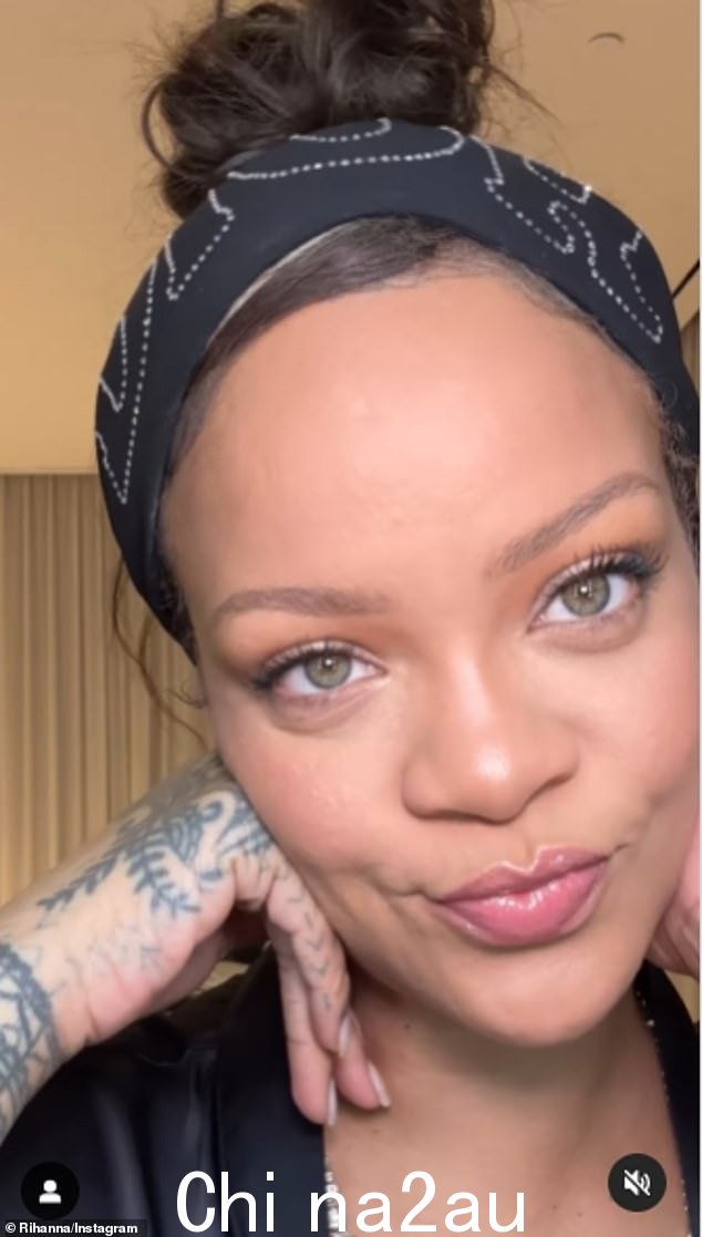 视频蒙太奇真实地展示了 Riri(出生于 Robyn Fenty)的肤色是多么完美,除了 Soft'Lit 色号 315 之外没有太多化妆