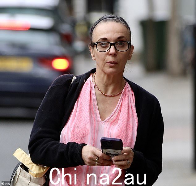 阿曼达·阿宾顿 (Amanda Abbington) 在周三晚上的演出前抵达芬斯伯里的公园剧院