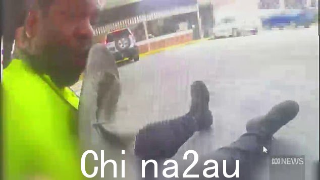 48 岁的 Chipangamazano 先生说,他拉入的泵无法供应 E10,因此他转向另一个海湾。他隐约记得两名警察对他大喊大叫。