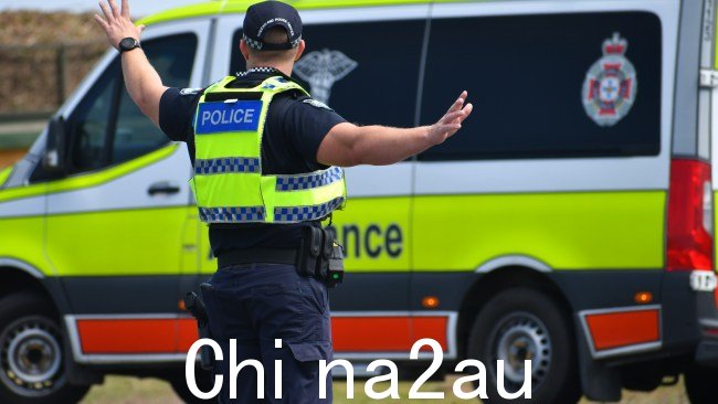 两人布鲁斯高速公路上发生迎头撞车事故,造成两人死亡,其中一人被紧急送往医院。图片:卡梅伦·贝茨。