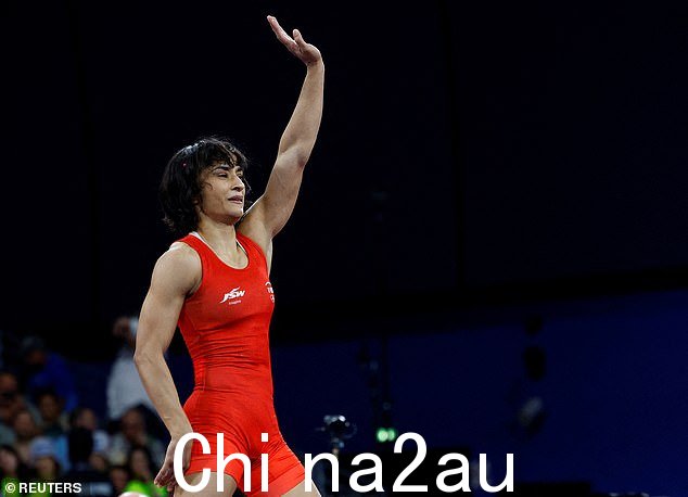 Phogat 开始挨饿并剪掉头发,试图潜入体重等级以下,但无济于事