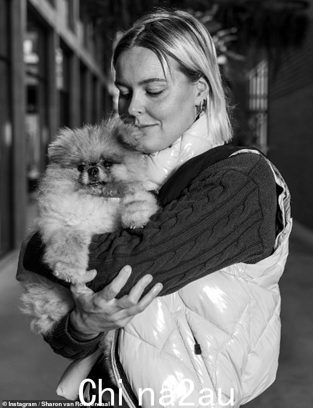 Van Rouwendaal 在 Instagram 上分享了她和她的博美犬 Rio 的照片,这只博美犬在奥运会前几周去世了