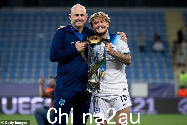 包括 Harvey Elliott(右)在内的球员在整个夏天都对这位 50 岁的球员(左)赞不绝口