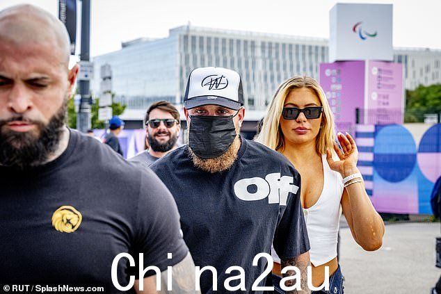 Jake Paul 和他的女朋友 Jutta Leerdam 周四抵达法兰西体育场