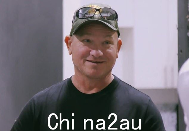 麦肯齐刚刚在健身房开幕式上介绍了帕尔梅托镇的市长,并完成了剪彩仪式,赫萨尼奥和布拉德就偷偷溜走了。赫萨尼奥告诉布拉德,他已经去看了戒指”课程=