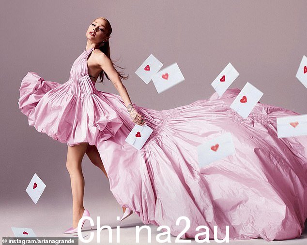 Ariana Grande 周四宣布了她的新国际香水系列 LOVENOTES,并在 Instagram 上分享了一张浪漫的粉红色照片
