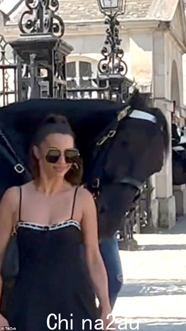 Scheana 似乎在马前面转身太快,以至于她的马尾辫擦到了马,可能会引爆马匹