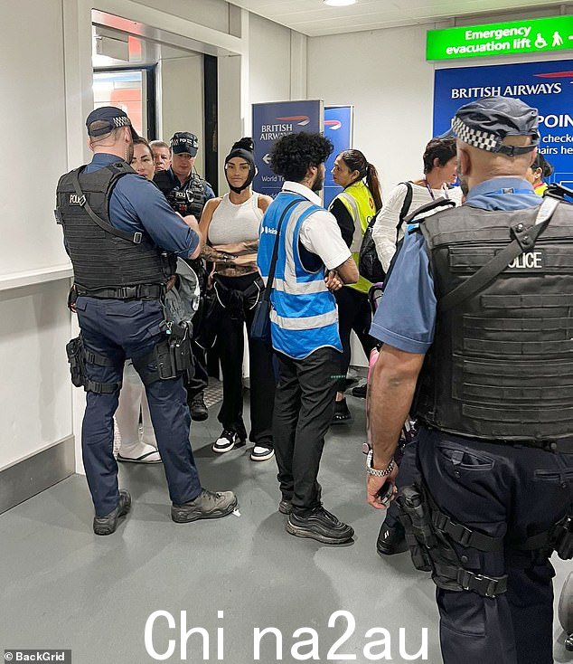 凯蒂·普莱斯昨晚从土耳其返回英国后在希思罗机场被捕