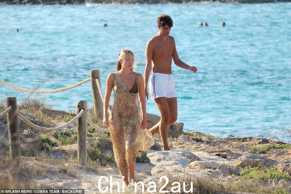 Lila 的男友 Yoni Helbitz 加入了该团体,并穿着一条白色泳裤。两人已经约会至少一年了