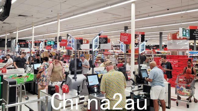 Coles 根据对 15,000 名澳大利亚人的调查发起了大额储蓄,调查显示近 30% 的人购买更多批发商品以帮助缓解资金困境。图片:Brendan Radke