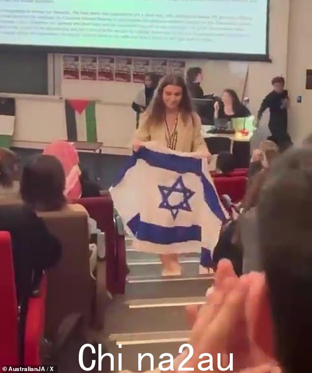 尽管人群充满敌意,悉尼大学学生 Freya Leach 仍热情地谴责哈马斯的暴行