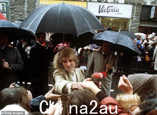 1981 年 10 月,已故戴安娜王妃在威尔士卡马森散步时发现自己遭遇倾盆大雨