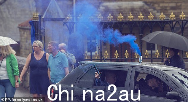 当他们接近教堂时,一辆车发出蓝色信号弹