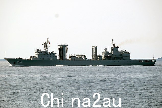 从里士满号上看到的中国海军支援舰洪湖号