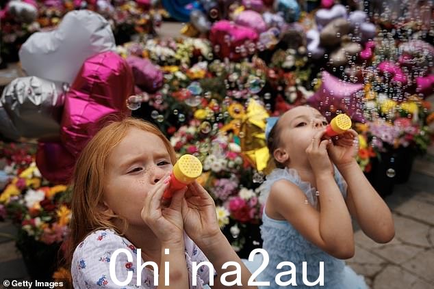 三名儿童在袭击中死亡,十人受伤。 8 月 5 日,社区聚集在一起为受害者举行守夜活动,支持悲伤的家庭