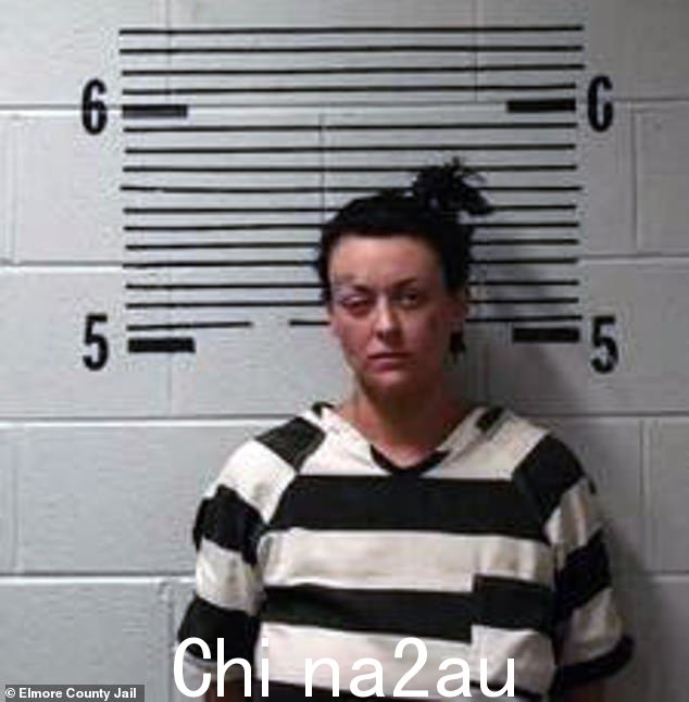 Wynonna Judd 的女儿格蕾丝·凯利 (Grace Kelley) 再次被捕 - 就在面临卖淫和不雅暴露指控三个月后(图为她被捕后的四月)
