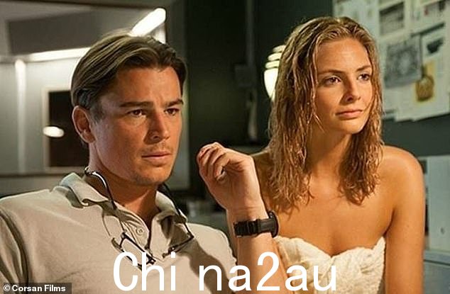 事实证明,哈内特和埃格顿是在《恋人》片场相识的,这部电影注定会遇到融资问题,由英国电影制片人罗兰·乔菲编剧和导演