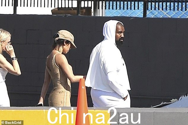 如果这件衣服在她走路时向上卷起哪怕一英寸,她的衣柜就会遭遇重大事故