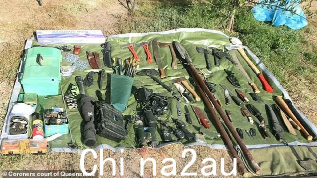 警方从该房产中起获大量装备和武器,包括箭头