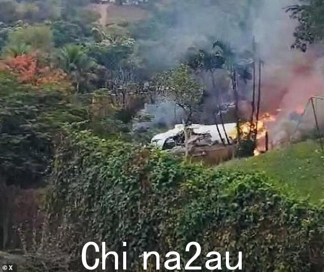 周五现场的一段戏剧性视频显示,一架 Voepass 飞机从天而降,坠落在房屋附近的一群树后面,随后冒出一大股黑烟